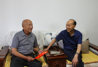 谢友先开展“七一”慰问活动 谢友先开展“七一”慰问活动